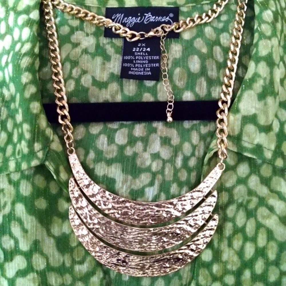 Gorgeous Gold Statement Piece Gold Link Chain w Large Gold Piece Medallion!